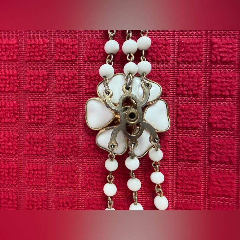 Vintage White Beaded Floral Bracelet Gold Tone Triple Strand Mid Century - Picture 5 of 10